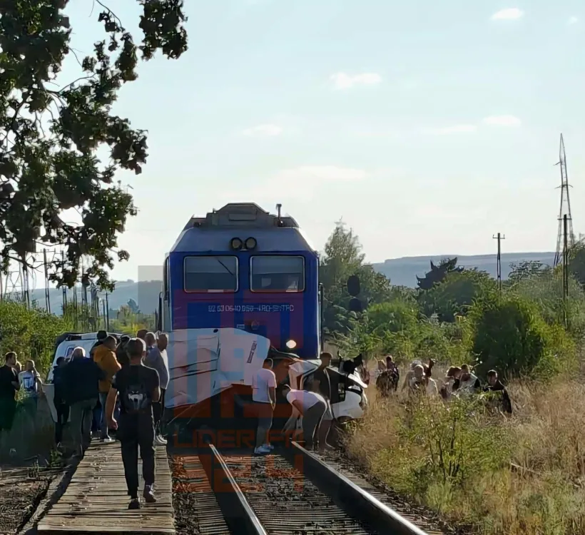 O familie, distrusă într-o clipă. Patru oameni au murit după ce autoutilitara lor a fost lovită de un tren