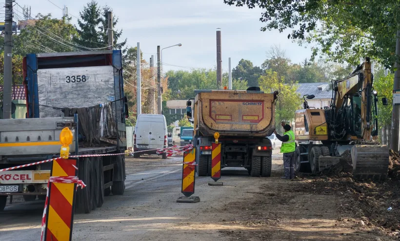 O arteră importantă din Galați intră într-o nouă etapă de modernizare. Se lucrează la trotuare și liniile de tramvai