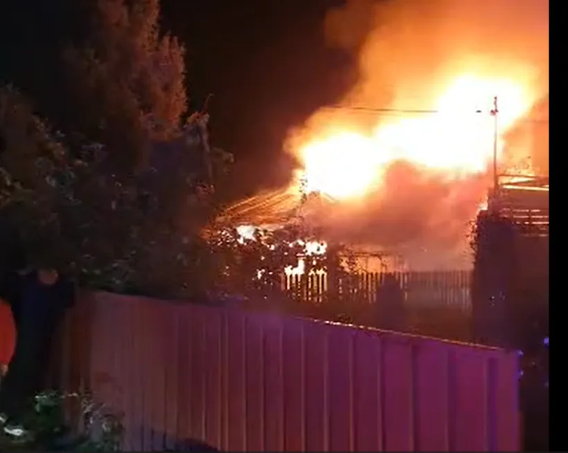 Un incendiu violent a mistuit o gospodărie din Galați. Proprietarul de 83 de ani a fost găsit carbonizat