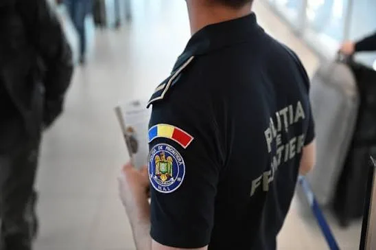 A încercat să-l mituiască pe polițistul de frontieră pentru a intra în țară. Totul a fost filmat