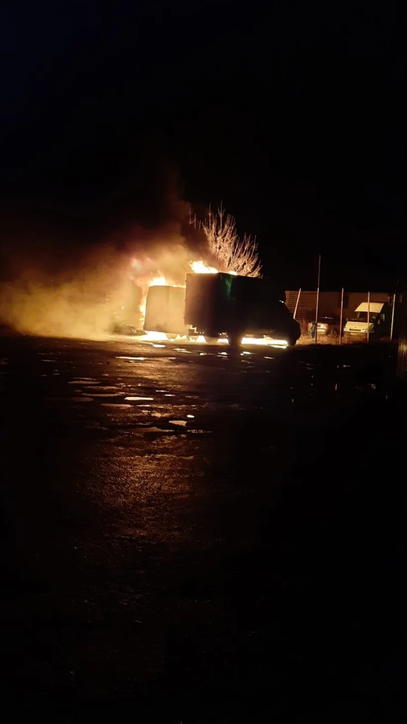 Trei mașini au ars ca o torță în curtea unei societăți comerciale din Galați