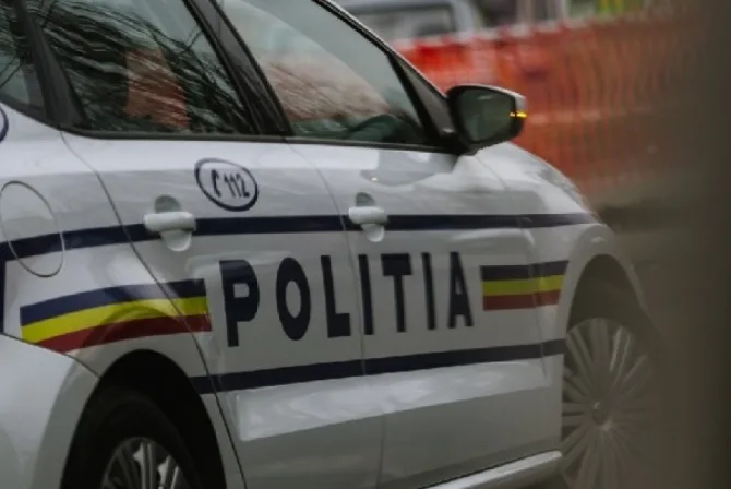 Un minor este cercetat de polițiști după ce a furat o mașină și a intrat cu ea în gard