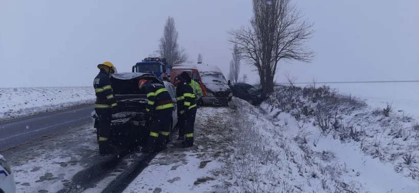 Un șofer drogat a provocat un accident în județul Galați: trei persoane au fost rănite