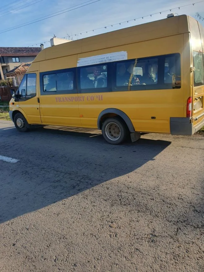 Șoferul unui microbuz școlar, prins băut la volan de polițiștii gălățeni