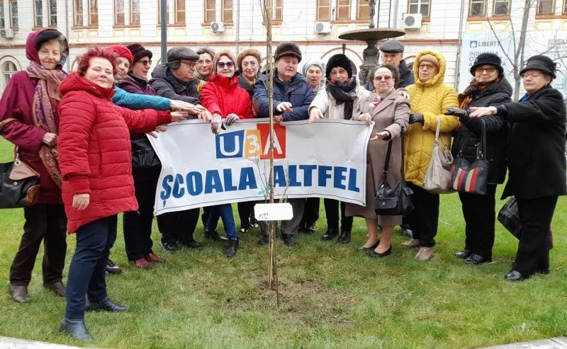 În săptămâna Școala Altfel, seniorii U3A au plantat un stejar în curtea Universității