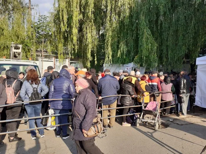 Cozi uriașe la ajutoarele de la UE. Centrul de distribuție a fost deschis cu trei ore mai devreme