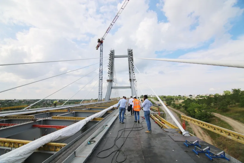 Podul hobanat de pe Drumul Centură: se montează ultimele hobane de susținere a construcției