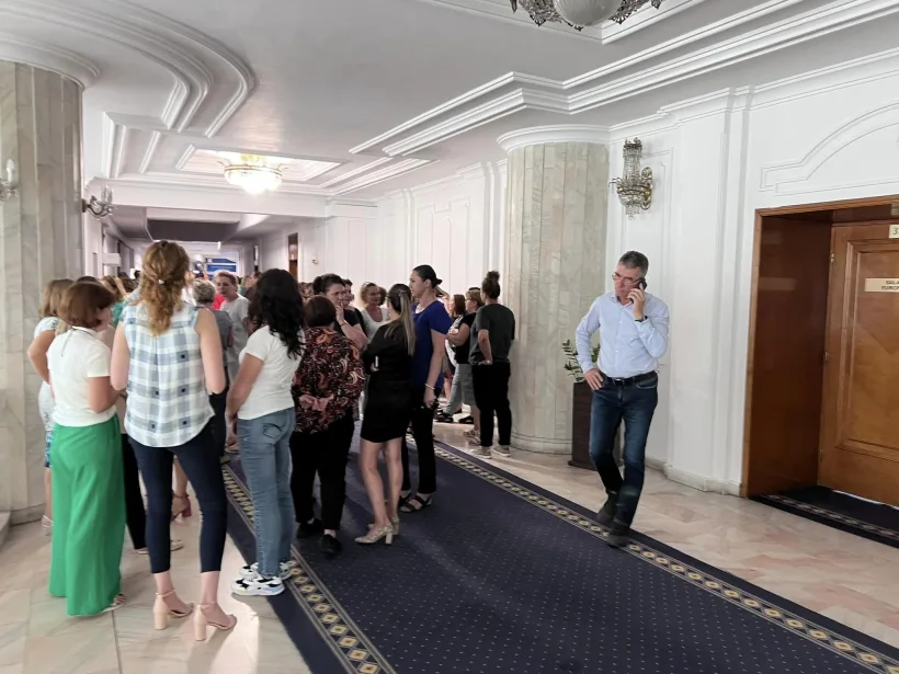 Proteste spontane la Finanțe. Ce cer salariații