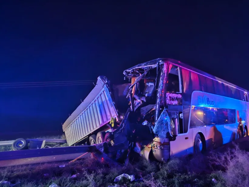 Plan roșu de intervenție la Brăila: autocar cu 72 de persoane, implicat într-un accident