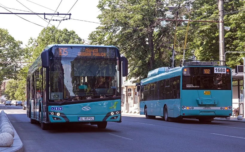  Fete de 16 ani amenințate cu moartea într-un autobuz din Galați