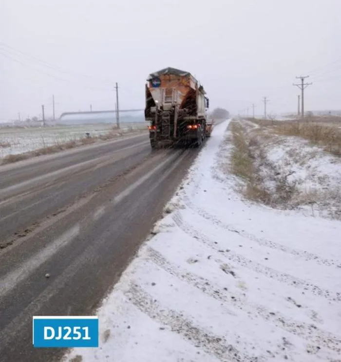 Utilajele de deszăpezire sunt în teren în județul Galați. S-a acționat cu material antiderapant încă din timpul nopții