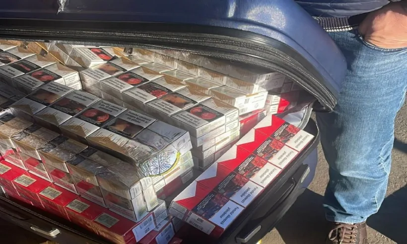Țigări fără acciză românească confiscate de la pasagerii unui autocar