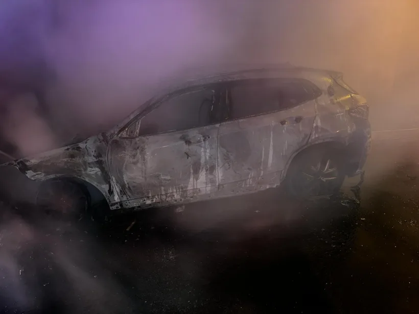 Două mașini, un BMW și un Fiat, s-au făcut scrum din cauza unui scurtcircuit