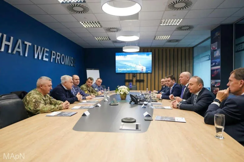 Șefii MApN au vizitat șantierul naval Damen Galați