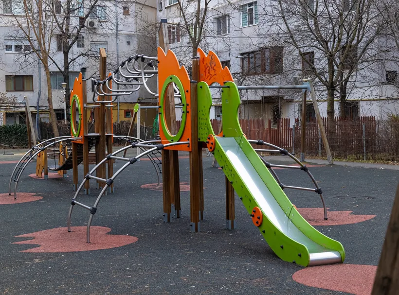 Loc de joacă închis din cauza unor locatari
