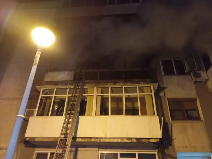 Incendiu într-un bloc din Galați, din cauza unei prize defecte