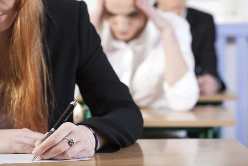 Se suspendă simulările Evaluării Naţionale şi bacalaureatului