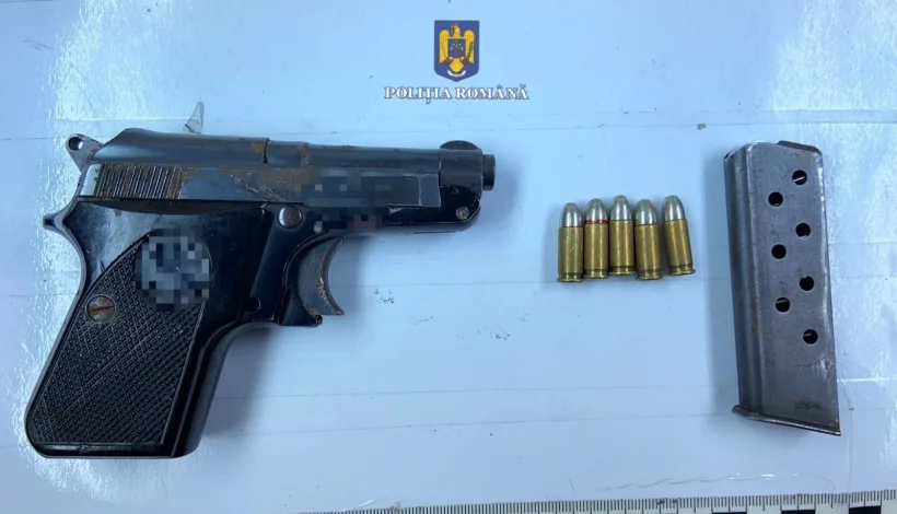 Pistol letal cu glonț găsit în mașina unui bărbat din Galați