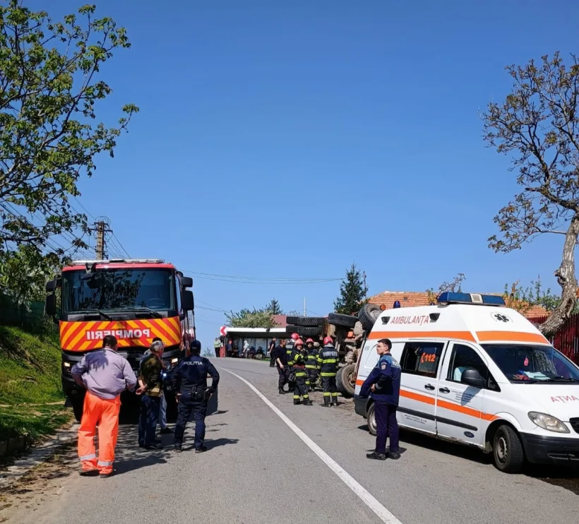 Camion plin cu piatră răsturnat în localitatea Găneşti: două persoane grav rănite