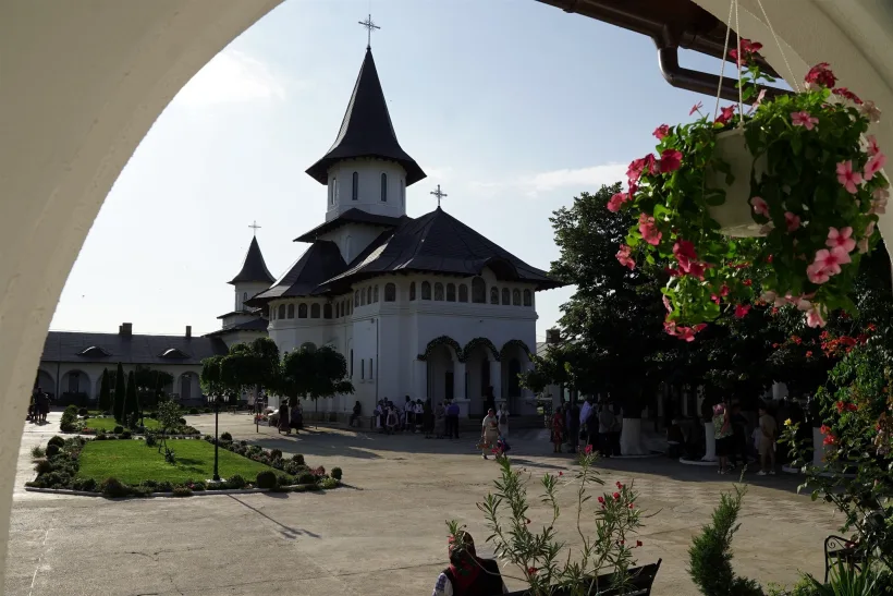 Zi de mare sărbătoare la Mănăstirea ”Adormirii Maicii Domnului” din localitatea Tudor Vladimirescu
