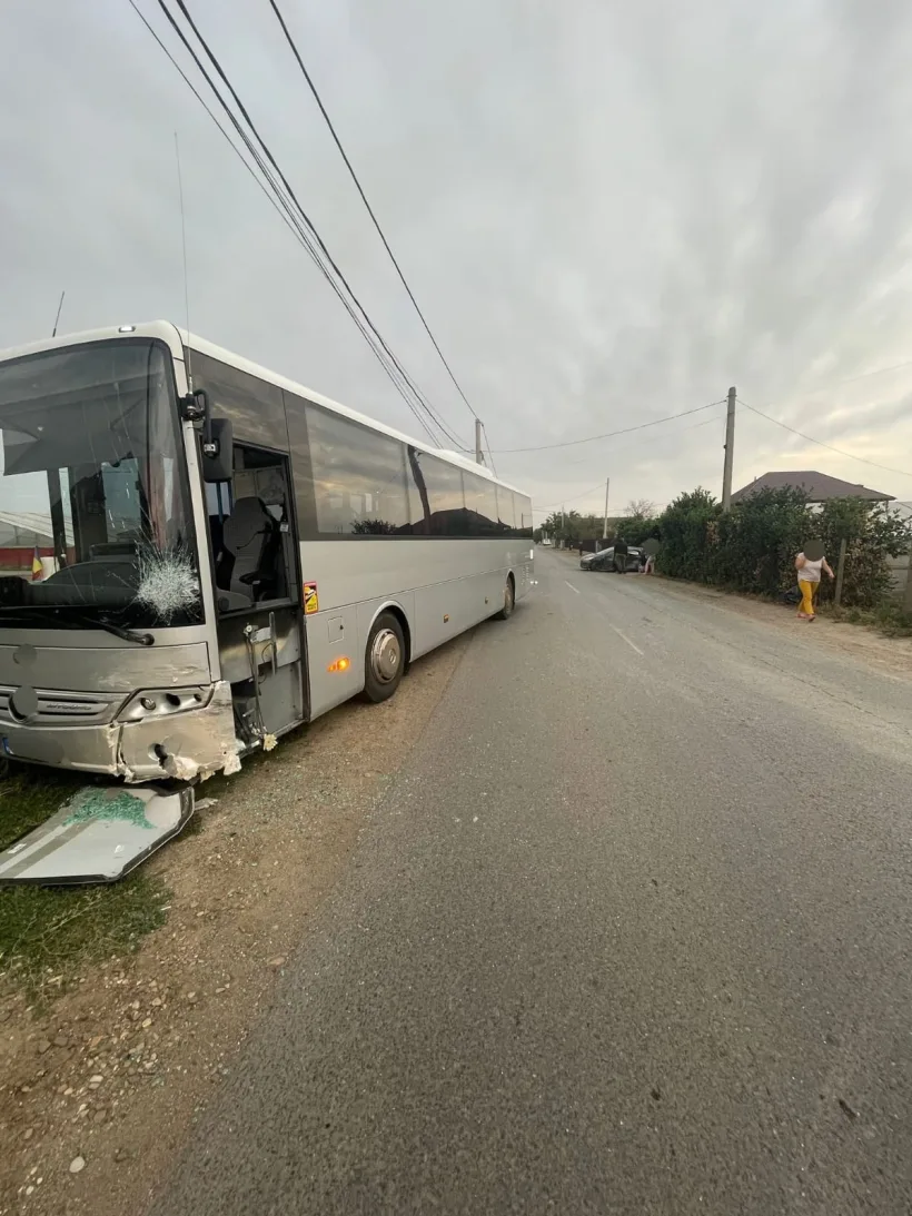 Panică la Matca: un autobuz cu 50 de elevi, implicat într-un accident