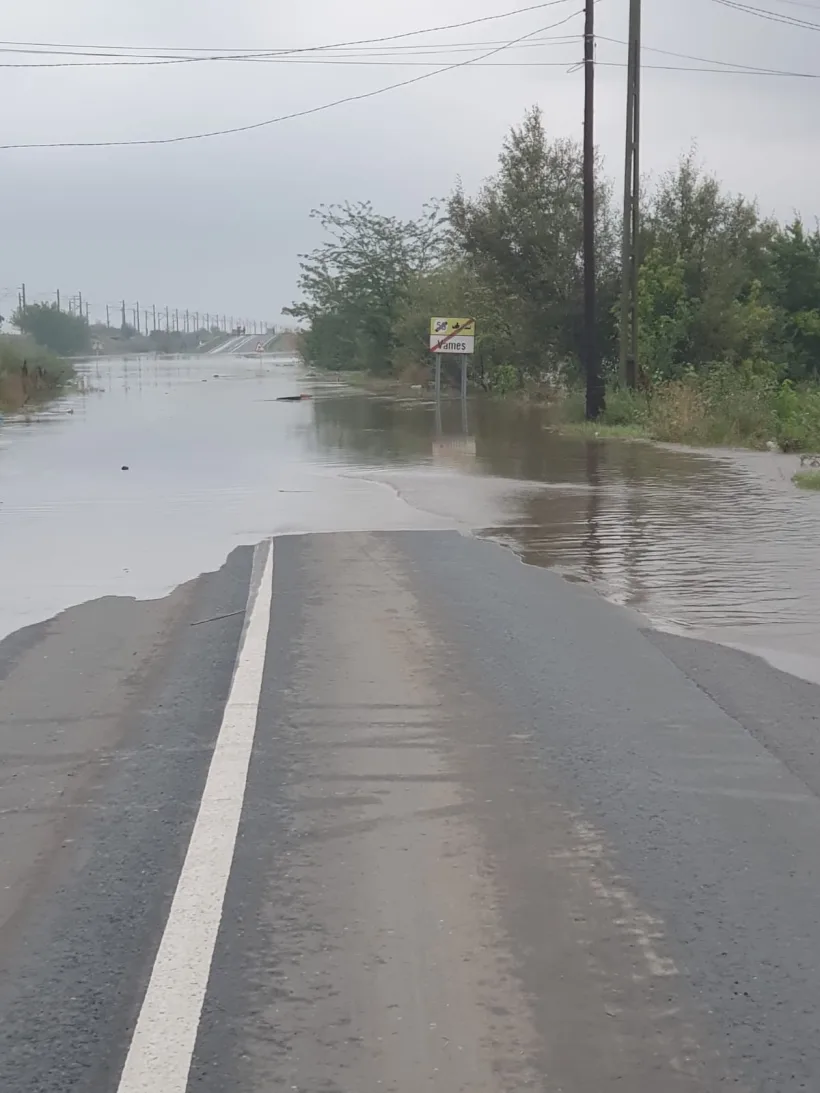 Drumuri blocate din cauza viiturii în județul Galați
