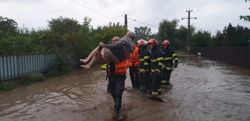 Patru oameni au murit în județul Galați, după ce au fost luați de viitură. Premierul Ciolacu vine să vadă dezastrul