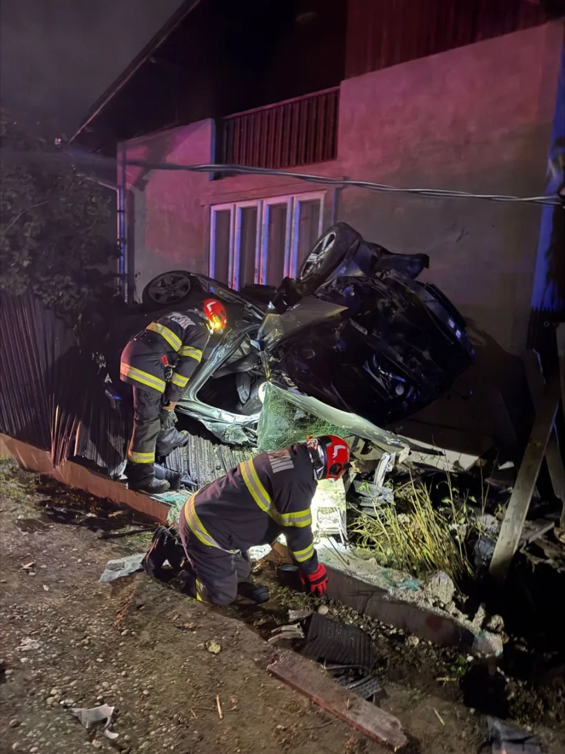 Accident grav la Matca: o mașină BMW s-a răsturnat peste un gard și a fisurat o țeavă de gaze