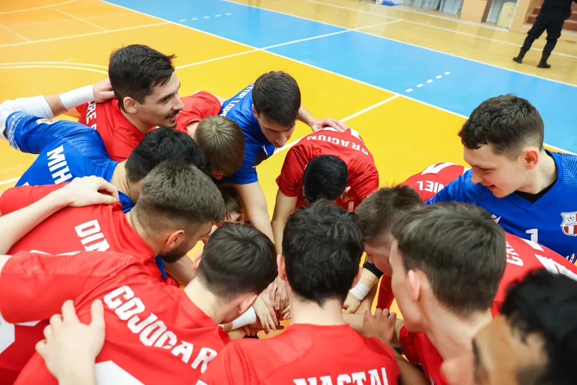 United îşi continuă marşul spre finală