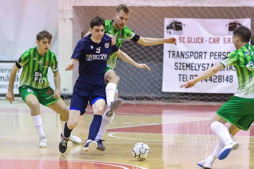 United îşi face temele pentru a 10-a finală