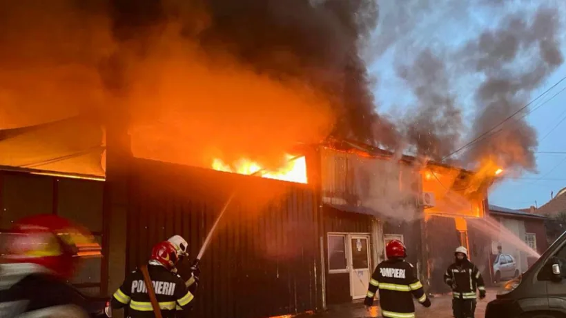 VIDEO Opt case afectate într-un incendiu în orașul Galați