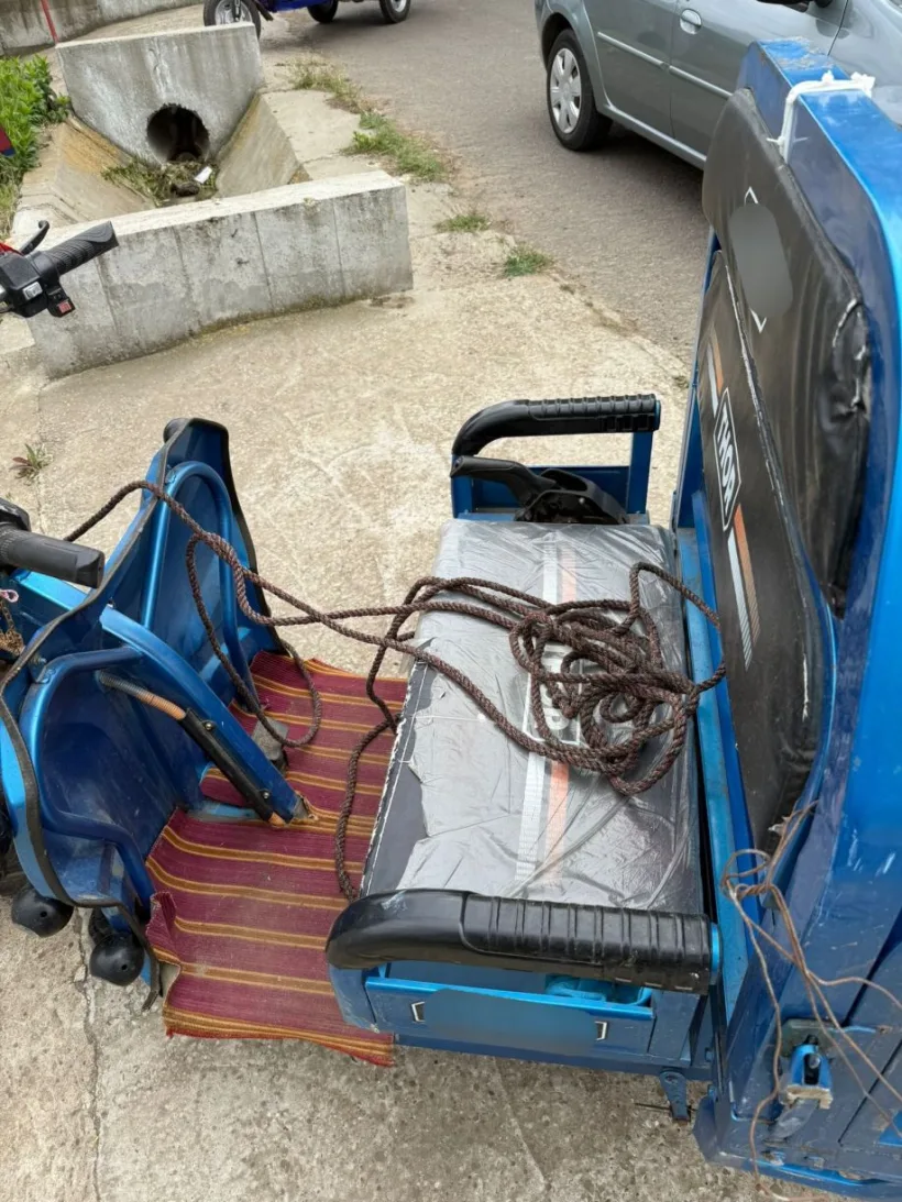 Un pensionar a fost rănit după ce vehiculul în care se afla s-a răsturnat