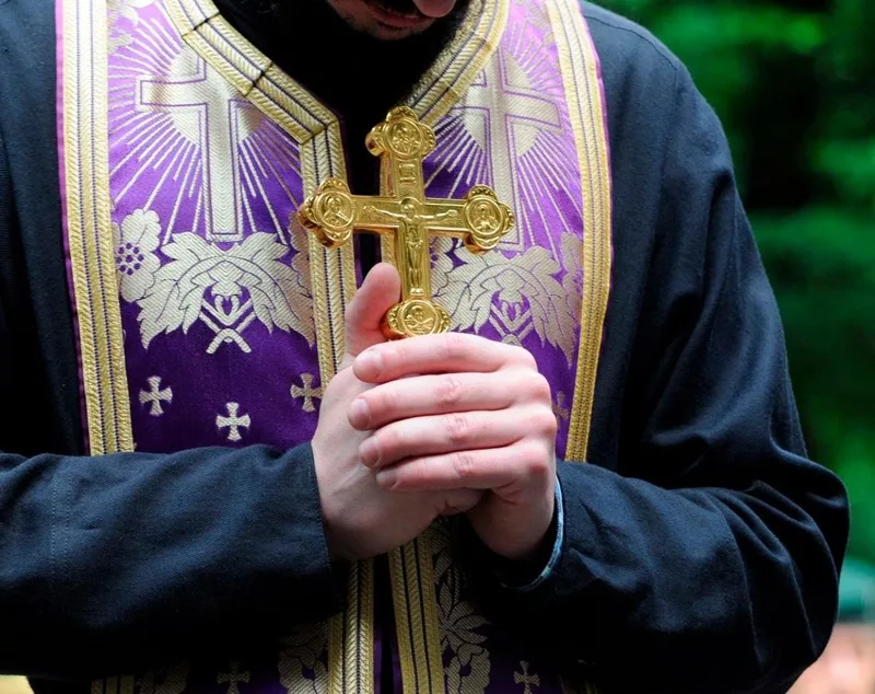 Arhiepiscopia Dunării de Jos l-a oprit de la slujire pe preotul acuzat că a violat o adolescentă