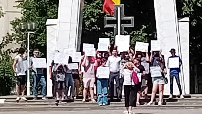 Studenții gălățeni au început protestele la Monumentul Libertății