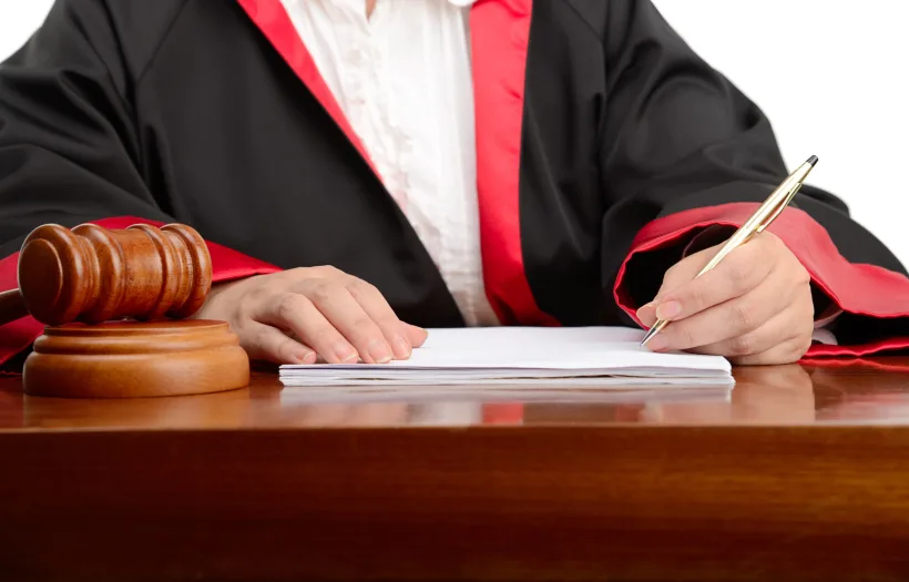 Crește vârsta standard de pensionare a magistraţilor la 65 de ani