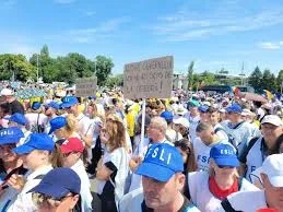 Românii consideră că reformele recente influențează în sens negativ educația