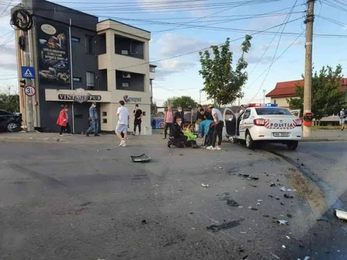 O polițistă din Galați a provocat un accident: a intrat într-o intersecție pe culoarea roșie a semaforului