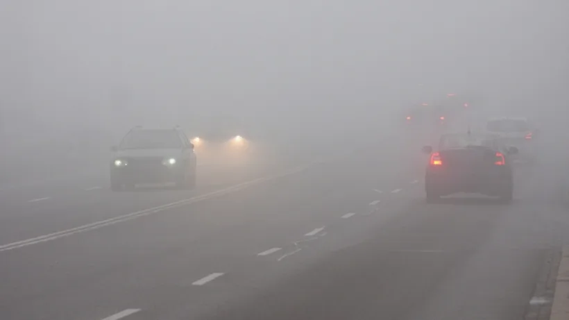 Trafic rutier îngreunat de ceaţă în 19 judeţe din țară, printre care și Galați