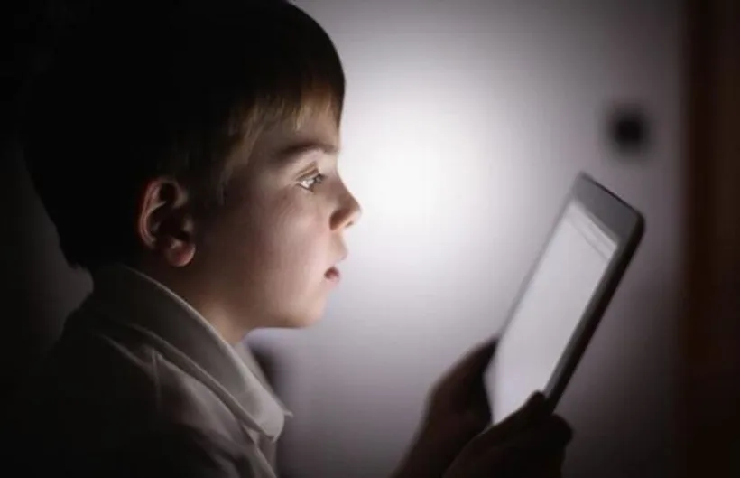 Orban cumpără tablete pentru unii elevi și măști pentru românii săraci