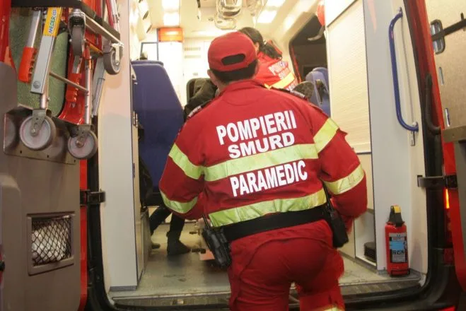 Un bărbat rănit grav după ce un incendiu i-a mistuit locuința