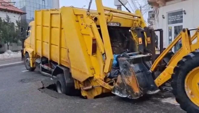 Incident în trafic: asfaltul cedează și „înghite” o maşină de gunoi, la Galaţi