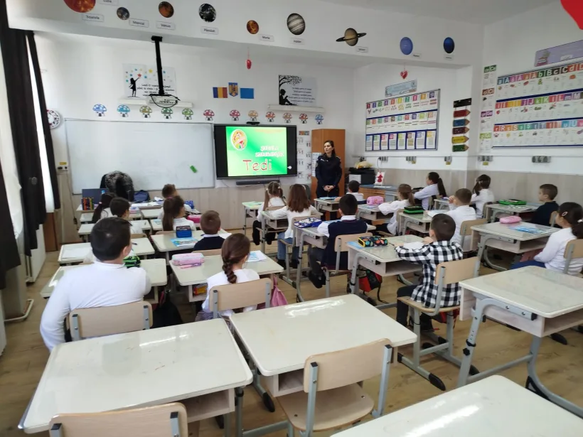 Peste 850 de elevi de clasa I au învățat de la polițiști cum să fie în siguranță, în cadrul Programului „Școala Siguranței Tedi”