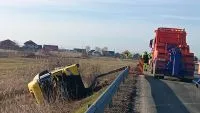 Autocisternă răsturnată în afara carosabilului pe DN2B. Șoferul a ajuns la spital