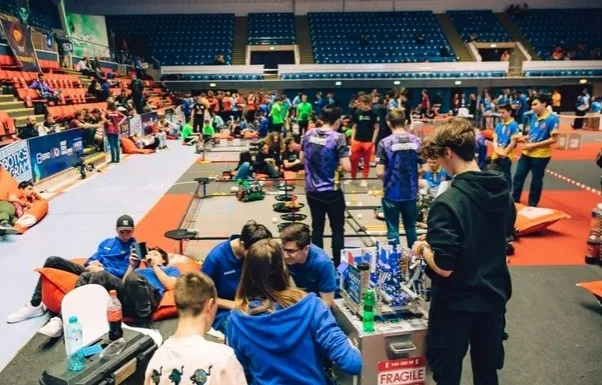 Tinerii gălățeni de la ByteForce, RoSophia și Seramitae participă la Campionatul Național de Robotică