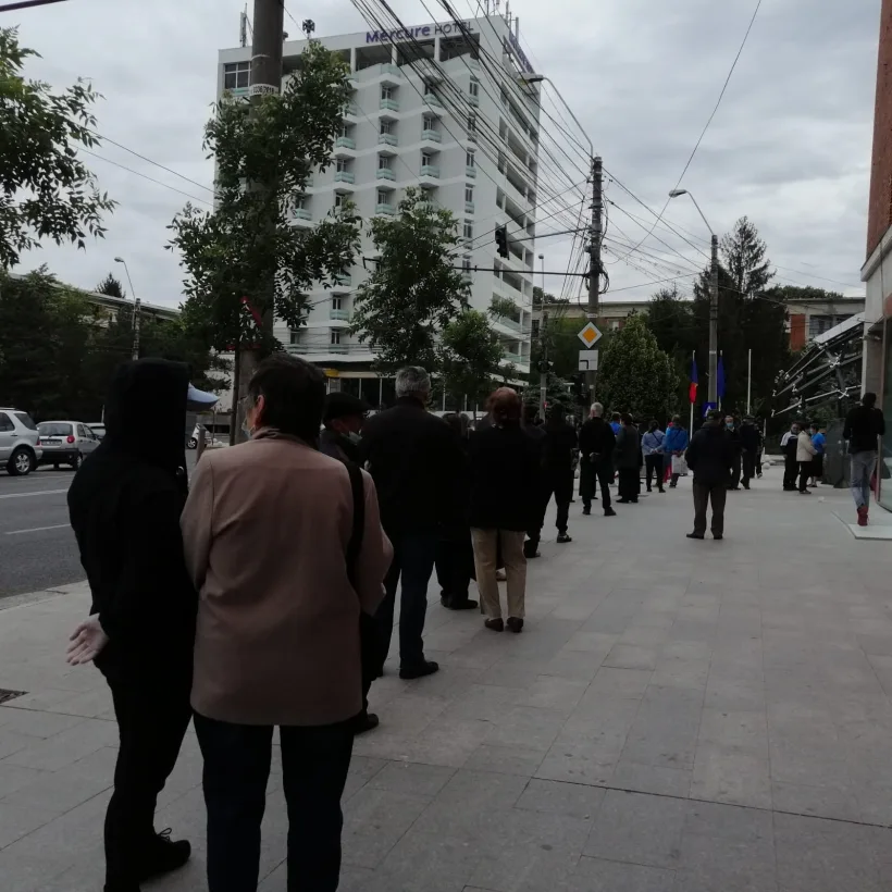 VIDEO/Sute de gălățeni, la coadă la taxe și impozite, fără să respecte regula privind distanțarea socială