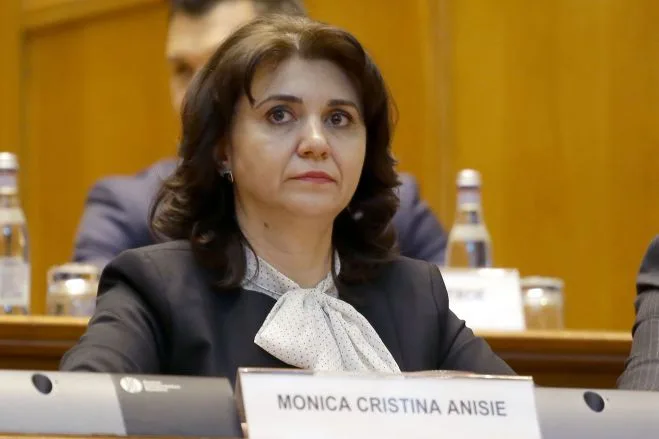 Ministerul Educaţiei a anulat, cu doar 10 zile înaintea reînceperii orelor, achiziţia de măşti pentru toţi elevii din clasele a VIII-a, a XII-a şi a XIII-a, pentru profesori şi personalul din şcoli