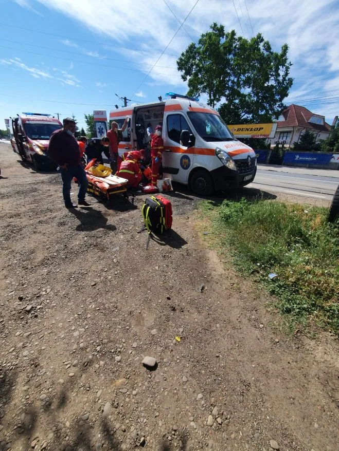 VIDEO Un microbuz cu călători a intrat într-un tir, la Hanu Conachi. Șapte persoane au ajuns la spital