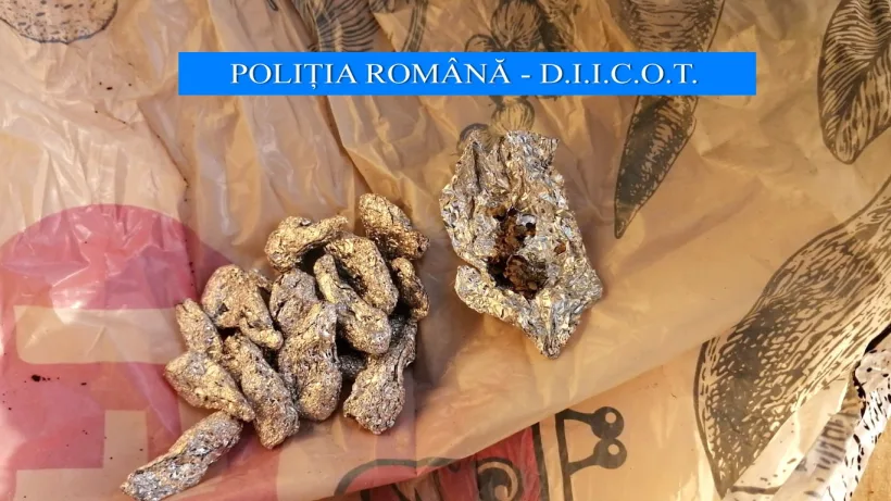 Trei persoane, cercetate pentru trafic cu substanțe interzise. Copiii erau folosiți la vânzarea și încasarea sumelor de bani