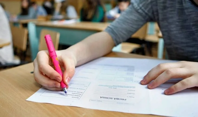 A început Evaluarea Națională 2020. Condițiile în care pot intra elevii în sălile de examen