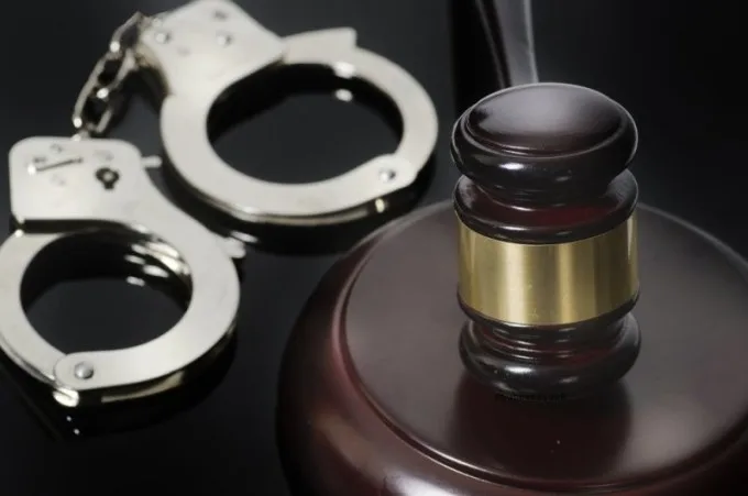 Criminalii, violatorii și tâlharii nu mai pot fi eliberați condiționat. Legea merge la promulgare